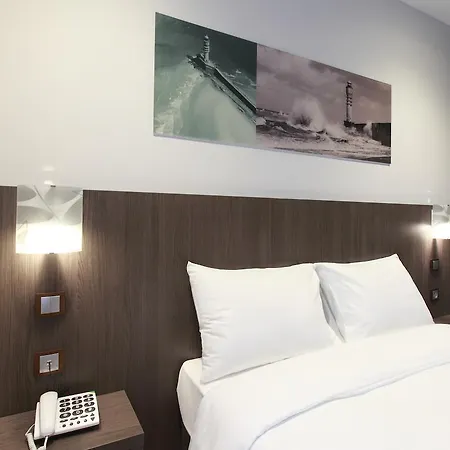Hotel The Originals City, L'haut' Aile, Coquelles-calais Tunnel S/manche L'hautaile